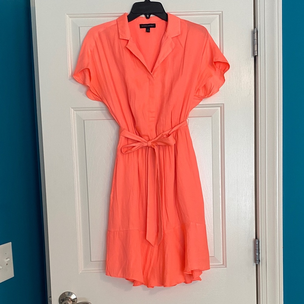 Banana Republic size 0, bright coral orange dress fully lined elastic waist.